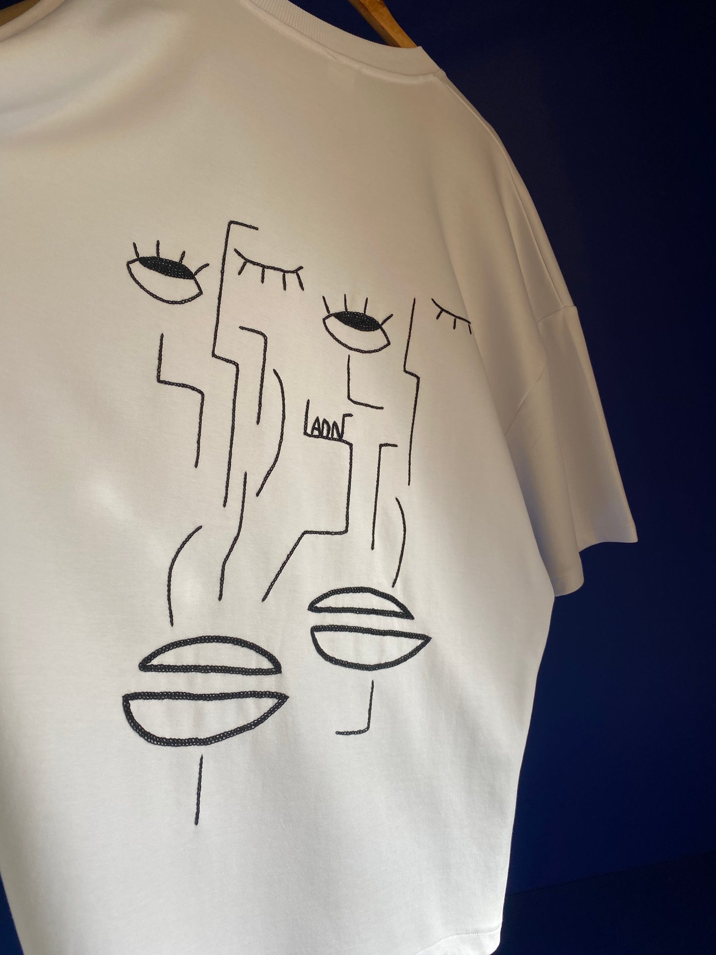 HOMME - T-shirt blanc brodé noir