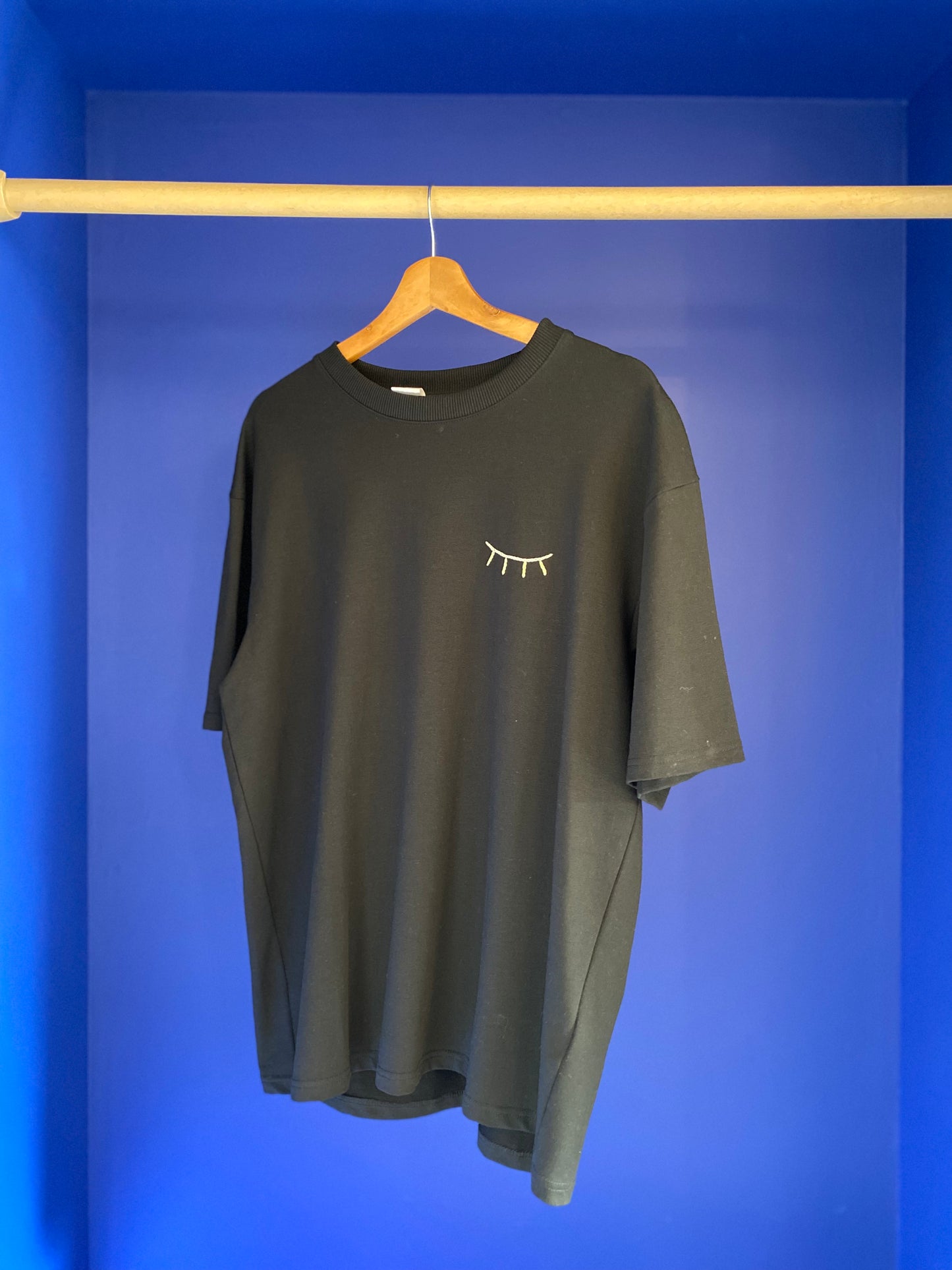 HOMME - T-shirt noir brodé violet pâle & jaune