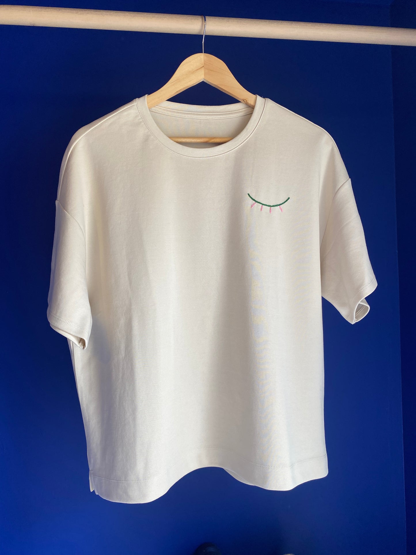 FEMME - t-shirt beige broderies vert/rose
