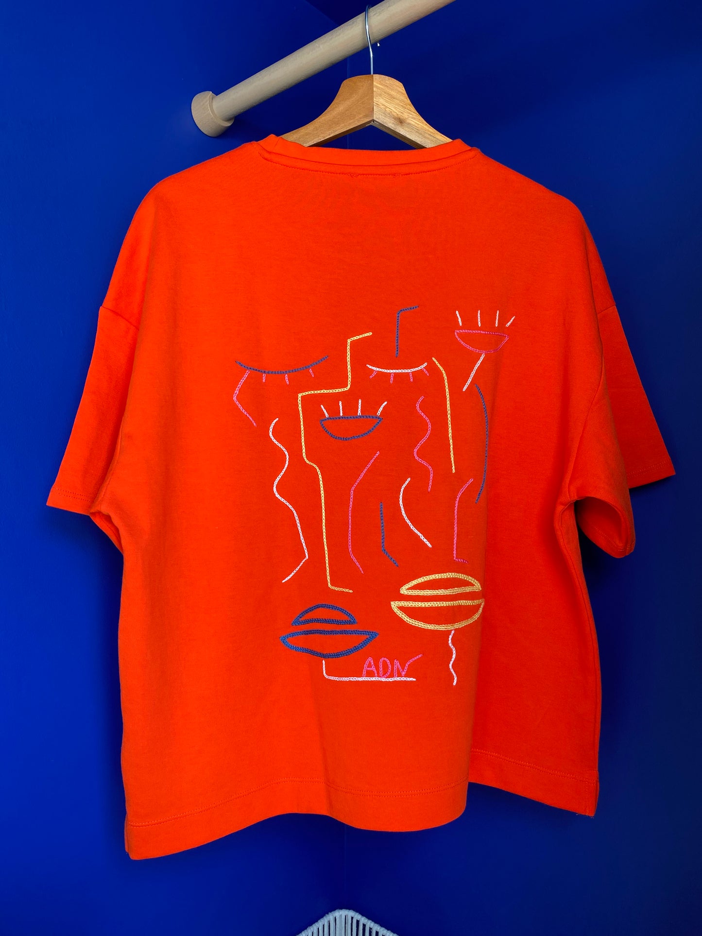 FEMME - t-shirt rouge broderies colorées