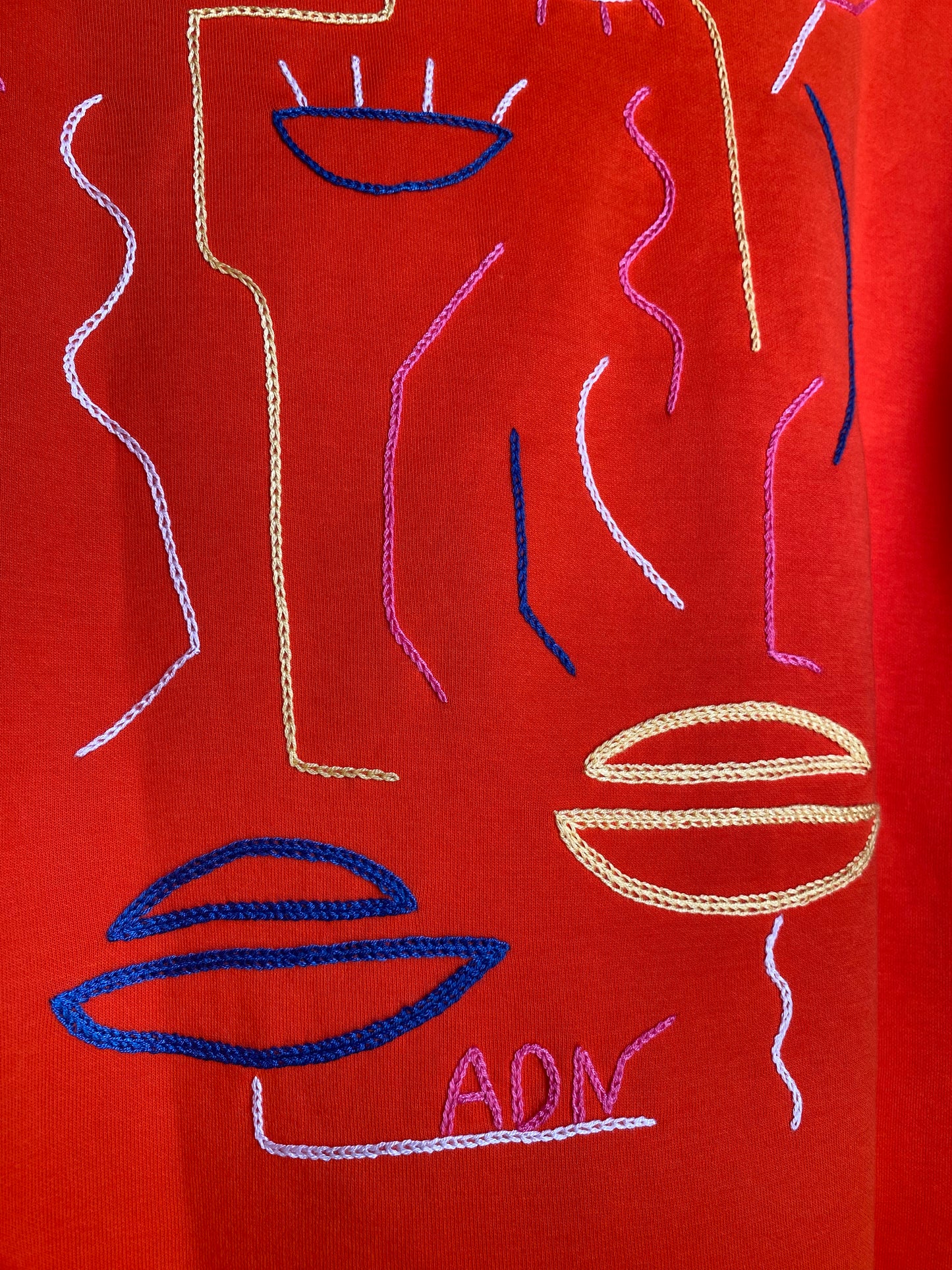 FEMME - t-shirt rouge broderies colorées