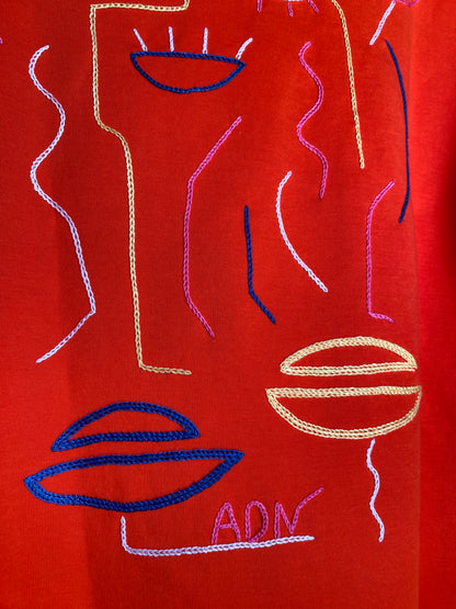 FEMME - t-shirt rouge broderies colorées