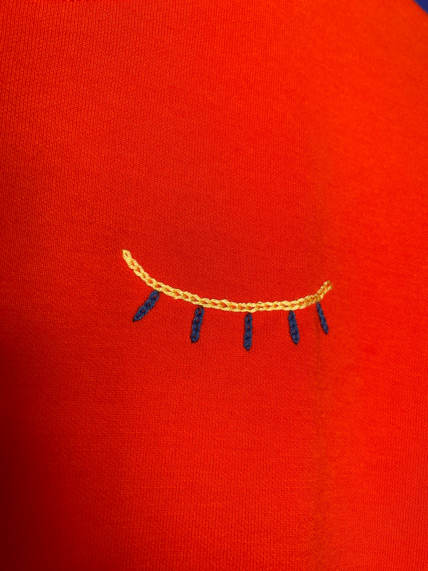 FEMME - t-shirt rouge broderies colorées