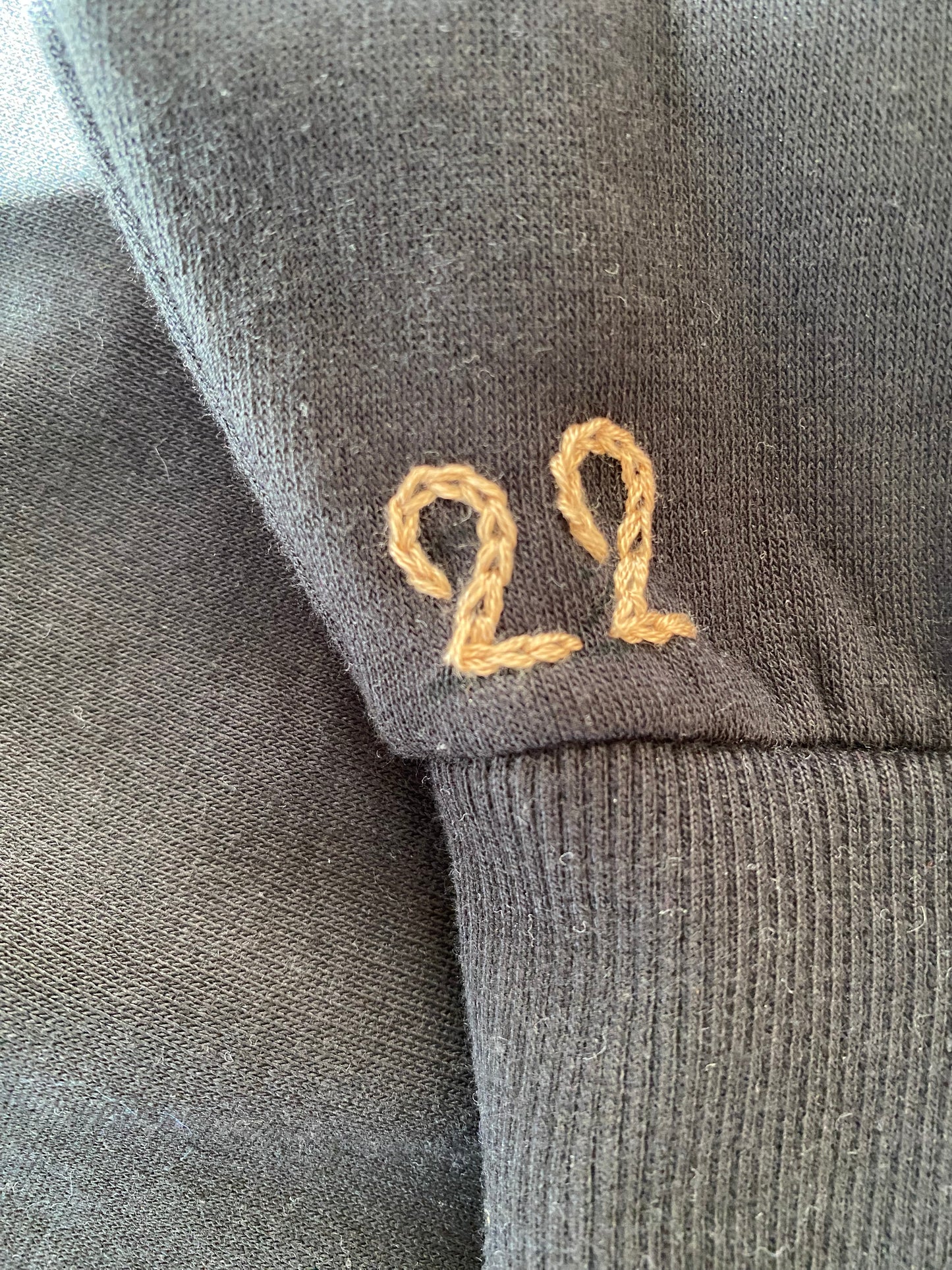 HOMME - Sweat noir brodé bleu & beige
