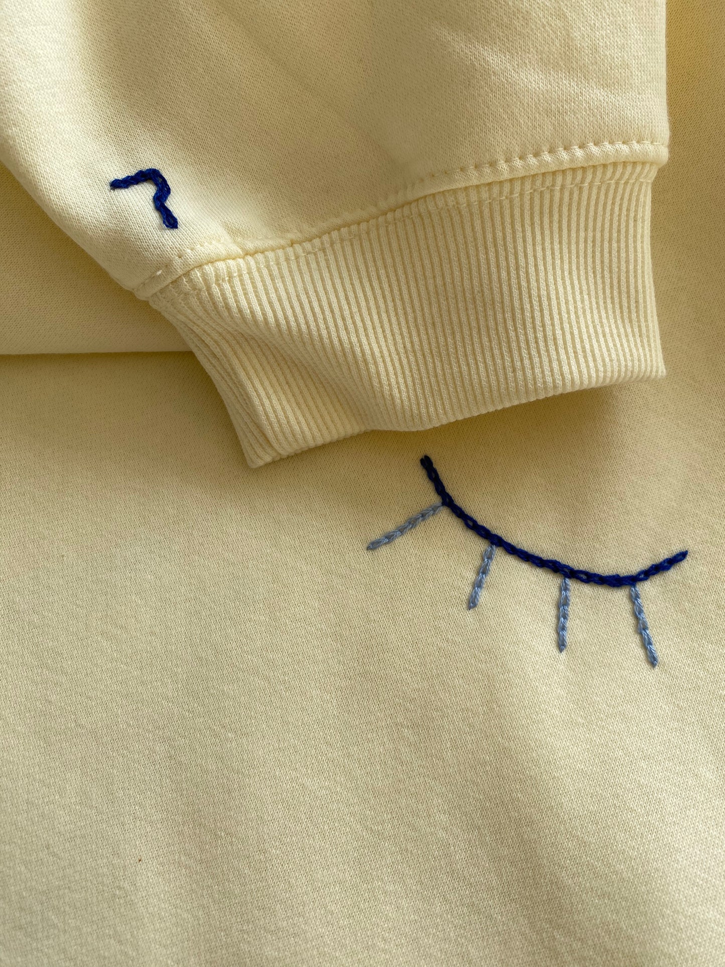 MIXTE - Sweat jaune brodé bleu & beige