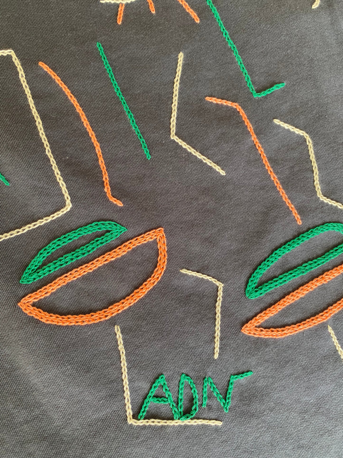 FEMME - T-shirt bleu gris brodé vert & rose & blanc