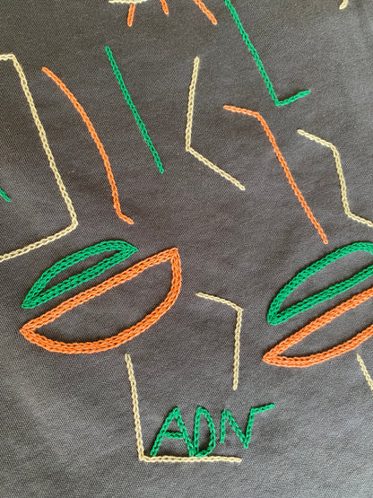 FEMME - T-shirt bleu gris brodé vert & rose & blanc