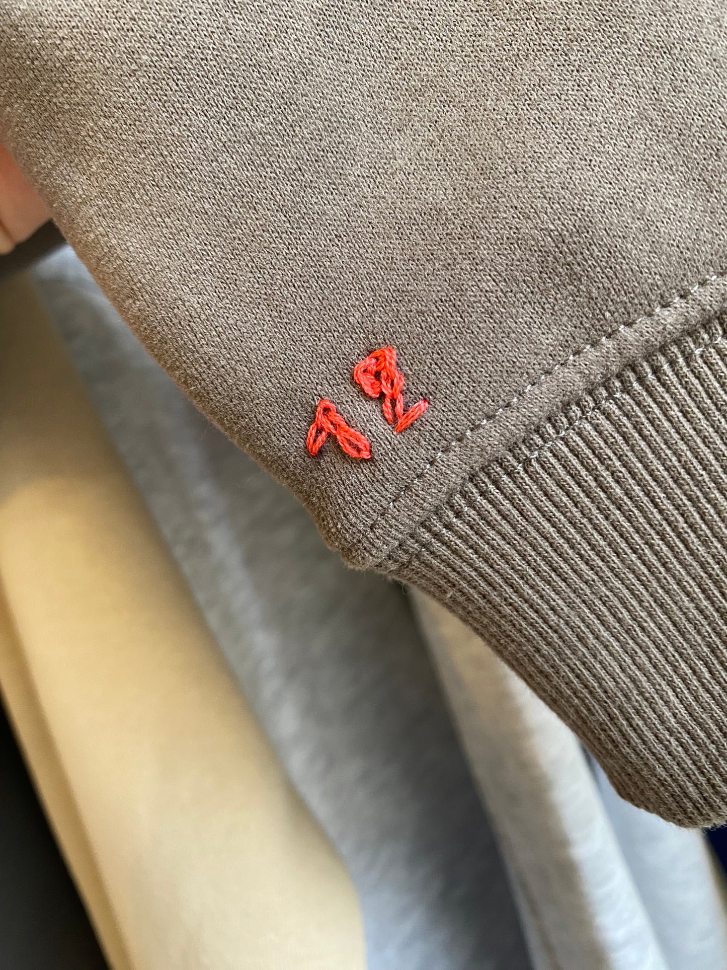FEMME - Sweat marron brodé rose & rouge