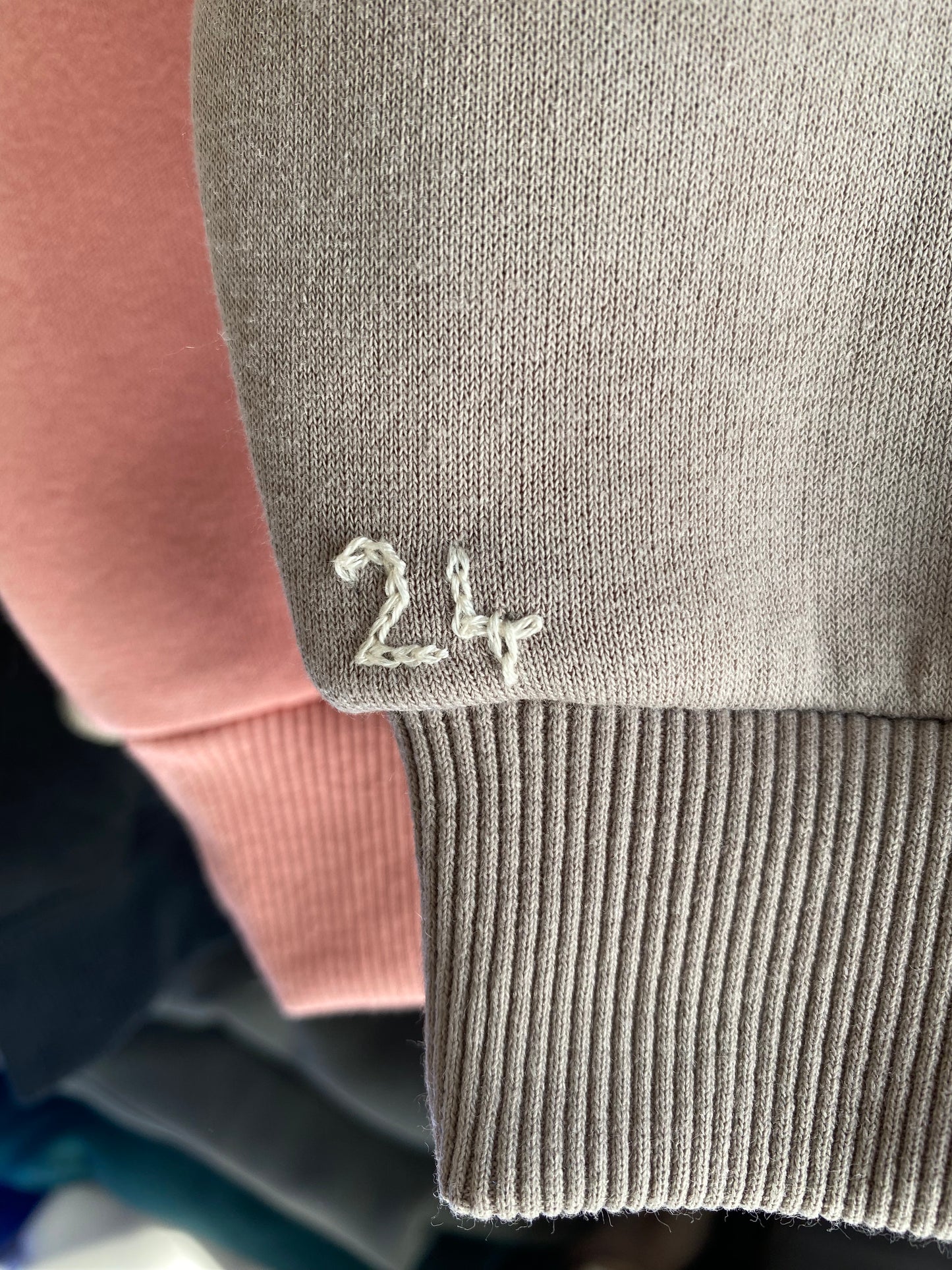 HOMME - Sweat marron clair brodé beige
