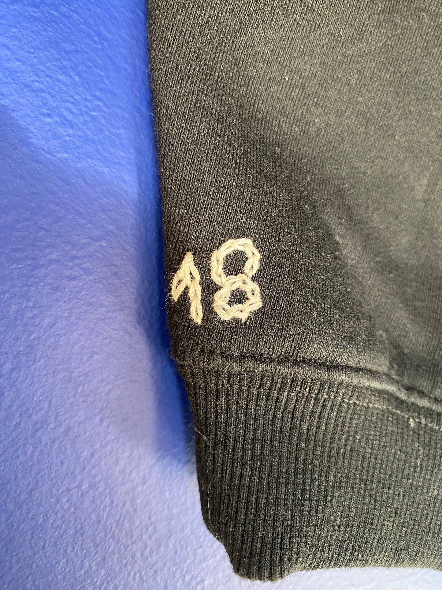 HOMME - Sweat noir brodé blanc