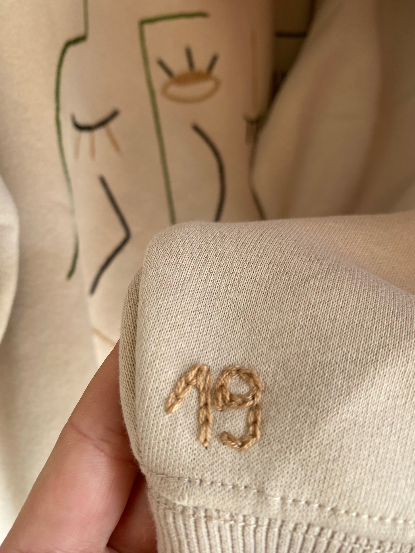 HOMME - Sweat beige brodé noir & vert & beige
