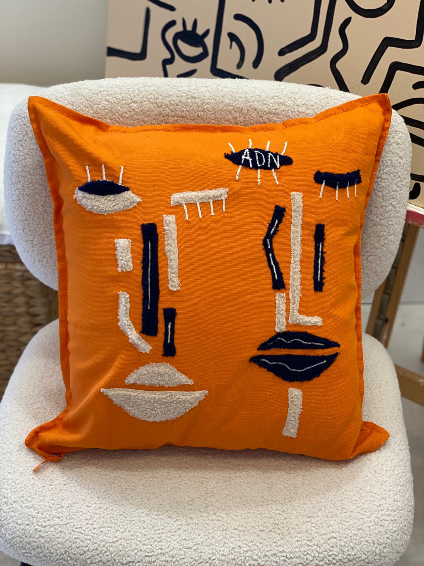 Coussin Deco ORANGE détails bleu marine/ beige