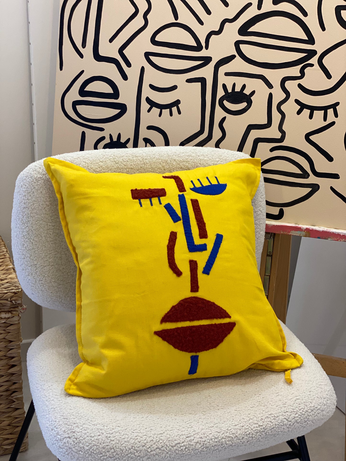 Coussin déco JAUNE détails bleu/ bordeaux