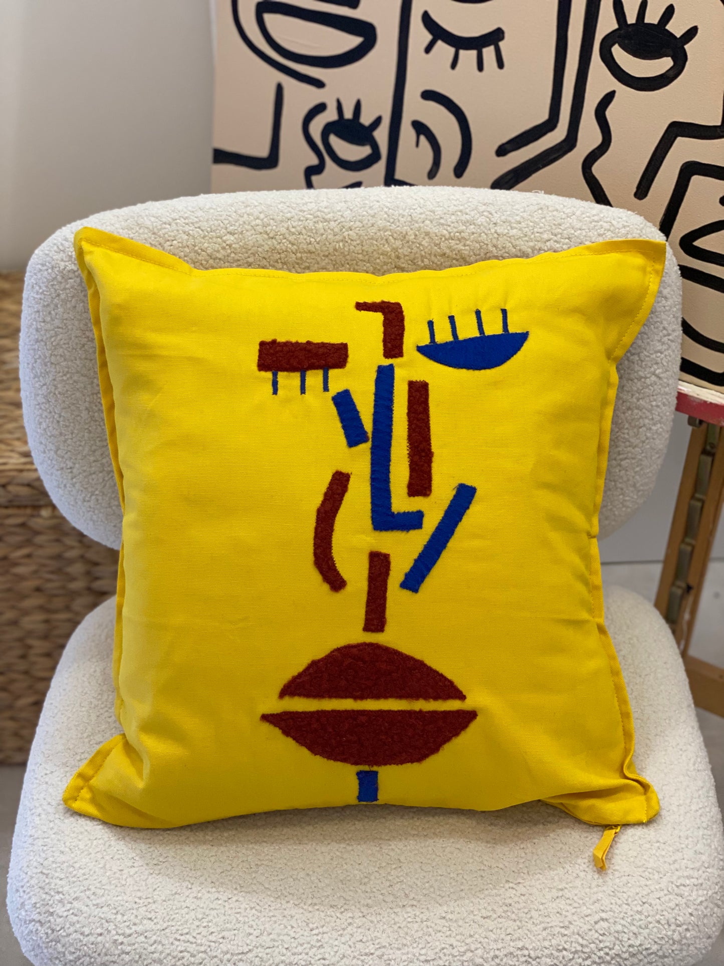 Coussin déco JAUNE détails bleu/ bordeaux