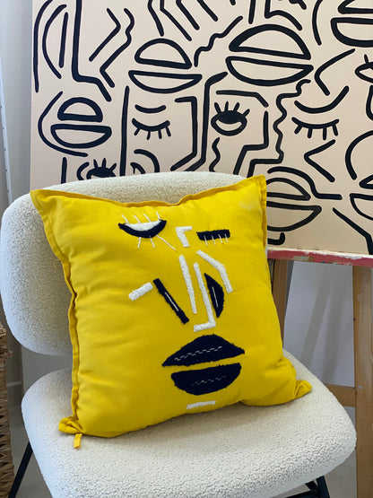 Coussin deco jaune détails bleumarine/blanc