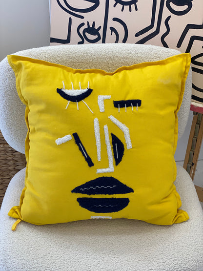 Coussin deco jaune détails bleumarine/blanc