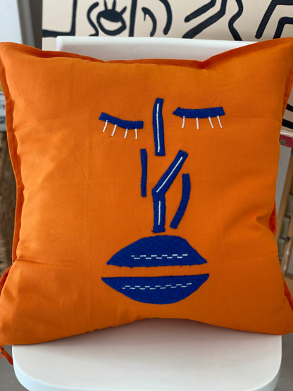 Coussin déco orange détails bleu/beige