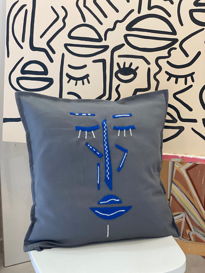 Coussin déco gris détails bleu/beige