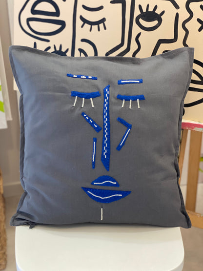 Coussin déco gris détails bleu/beige