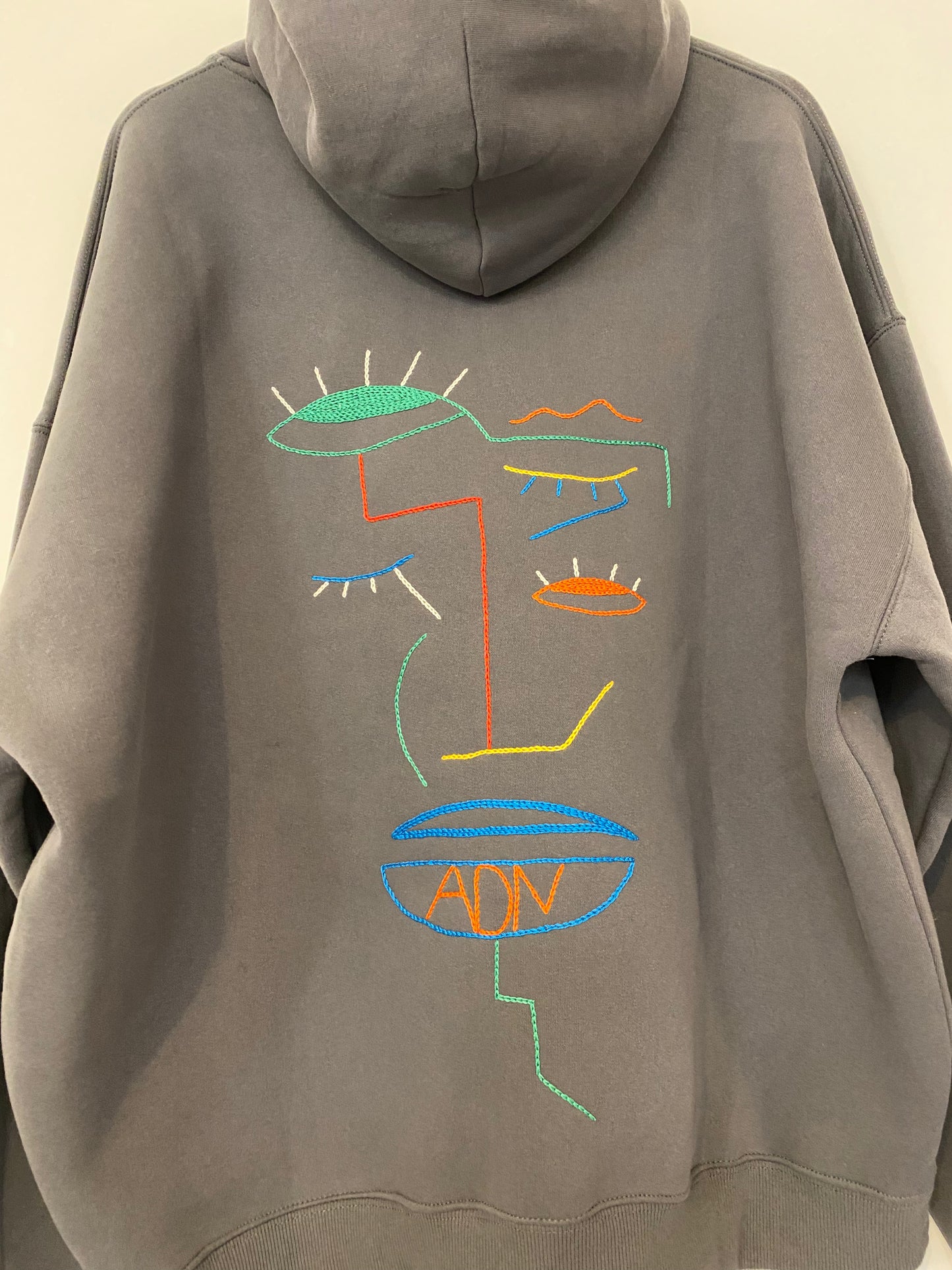 Sweat homme gris broderies colorées