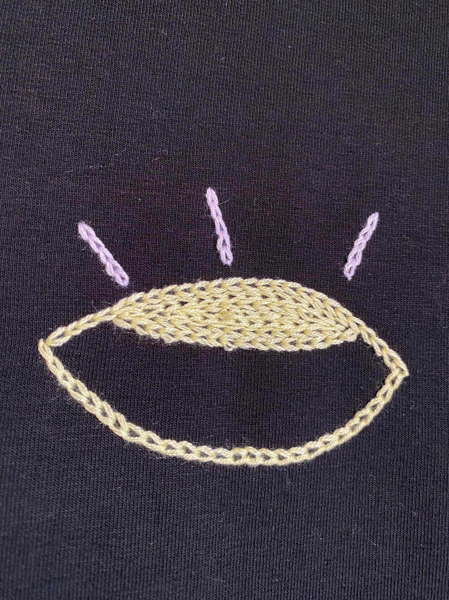 HOMME - T-shirt noir brodé violet pâle & jaune