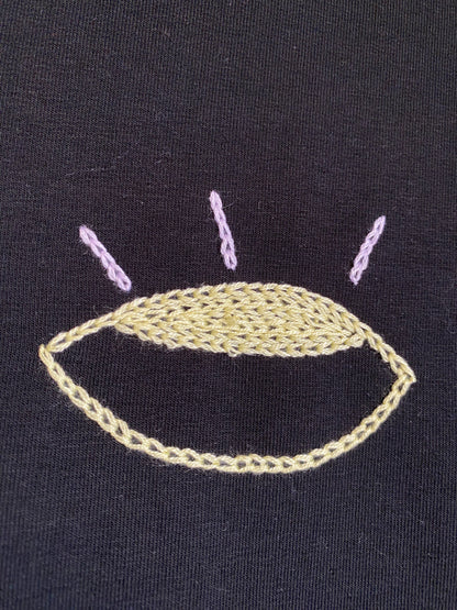 HOMME - T-shirt noir brodé violet pâle & jaune