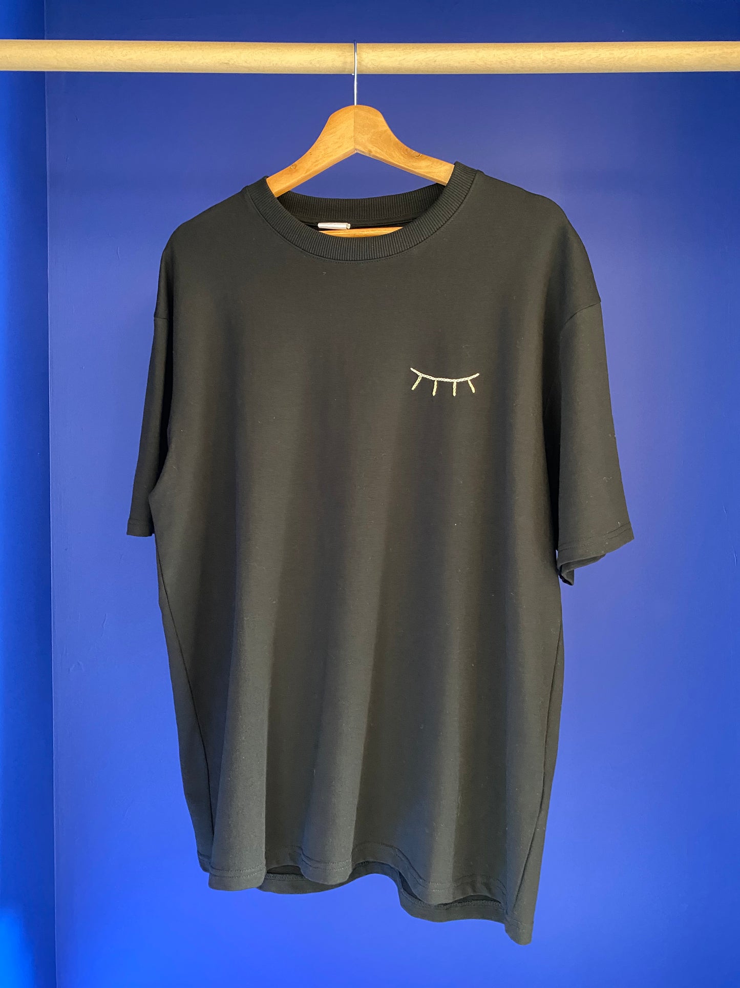 HOMME - T-shirt noir brodé beige