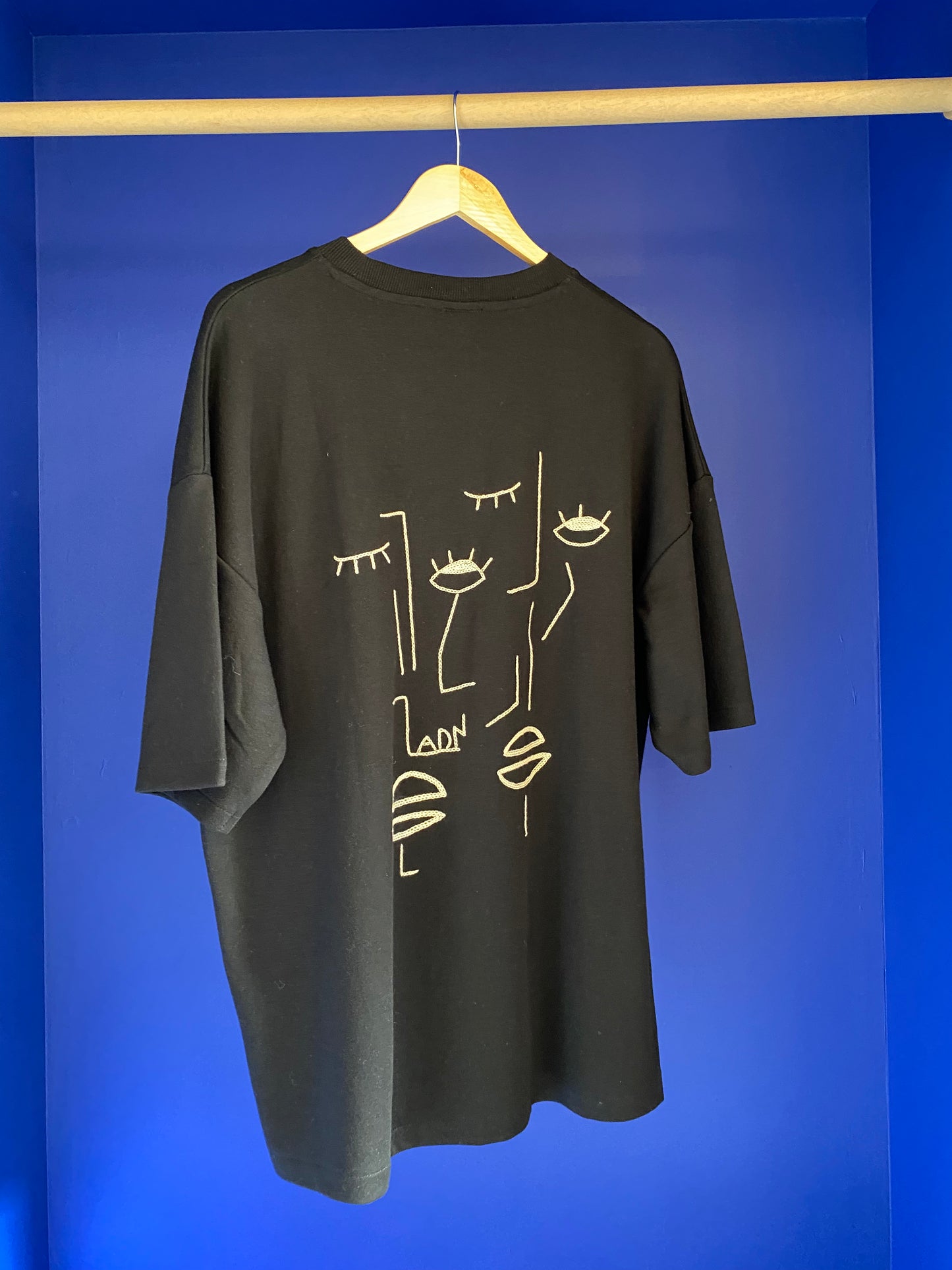 HOMME - T-shirt noir brodé beige