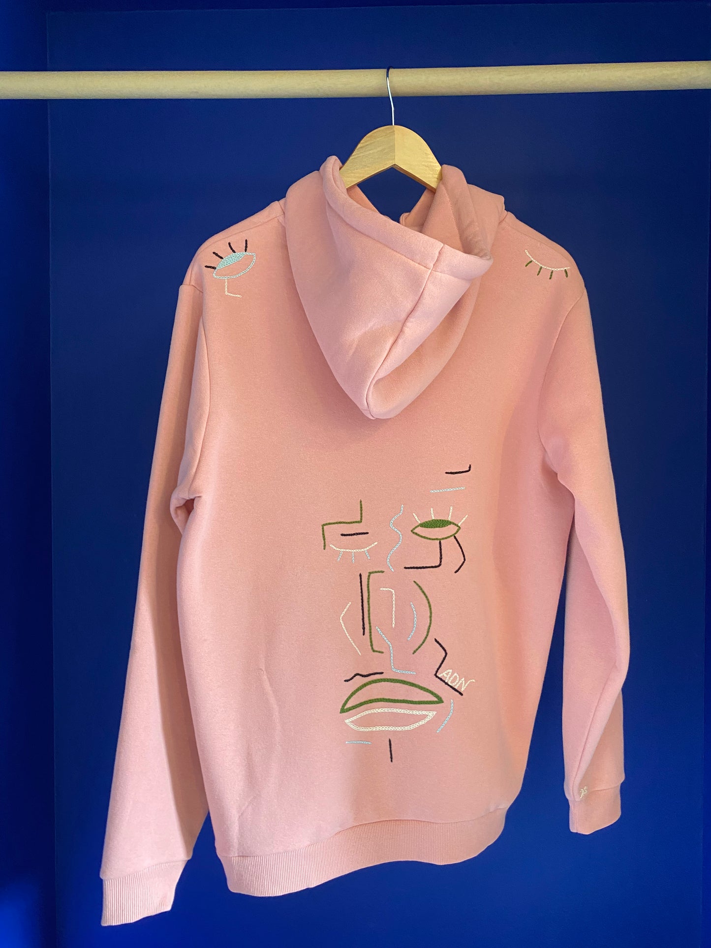 HOMME - Sweat saumon brodé bleu & vert & noir
