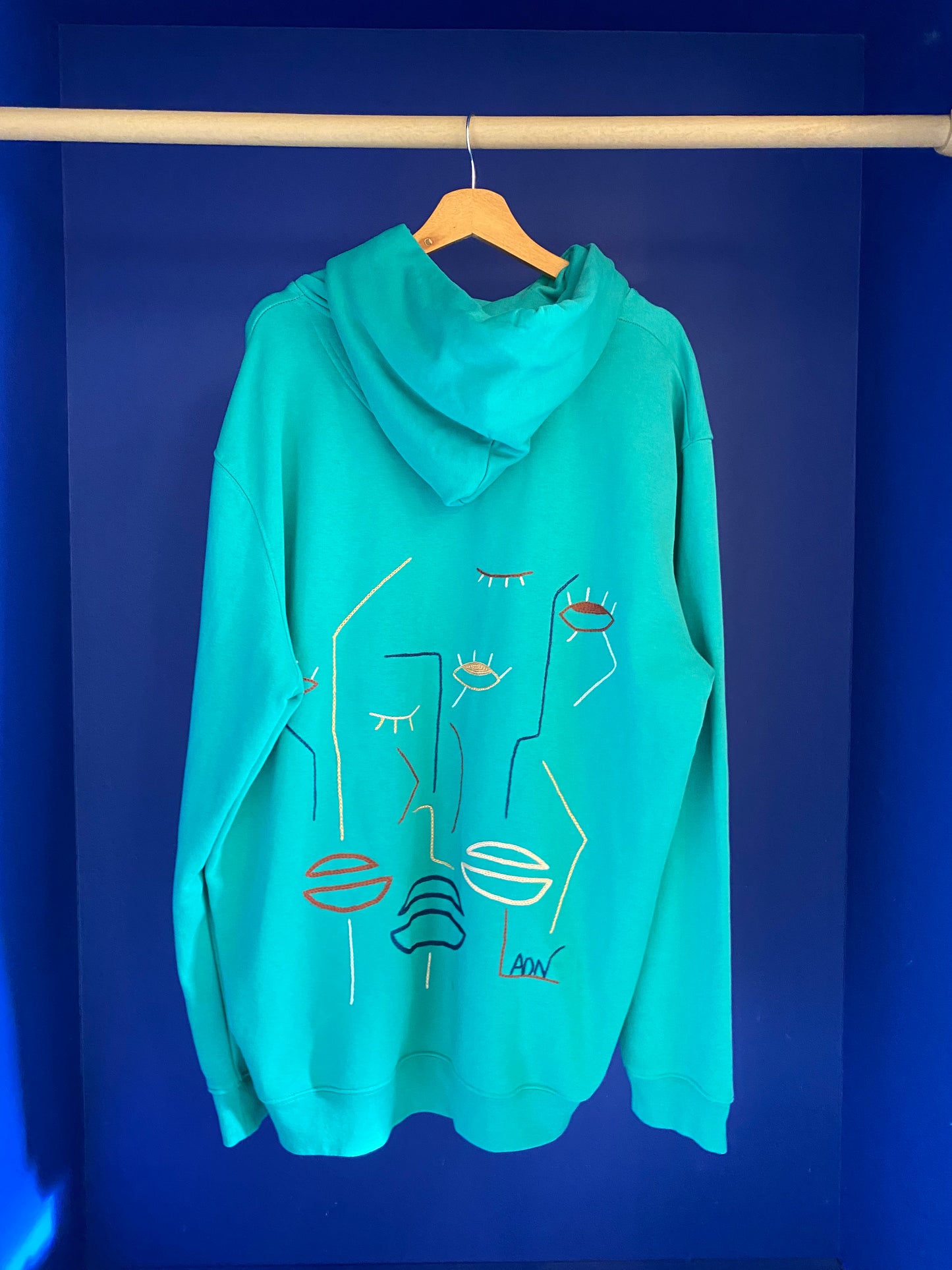 HOMME- Sweat vert broderies bleu/rouge/beige/saumon