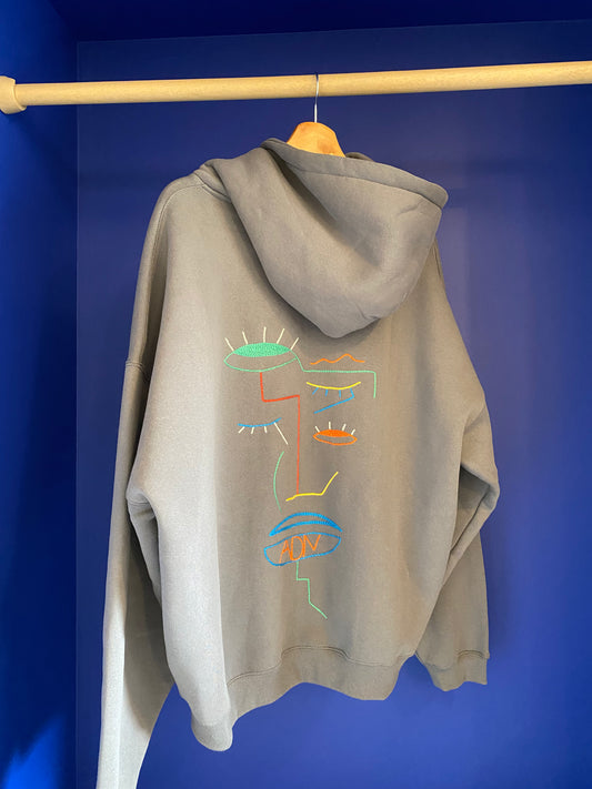 Sweat homme gris broderies colorées