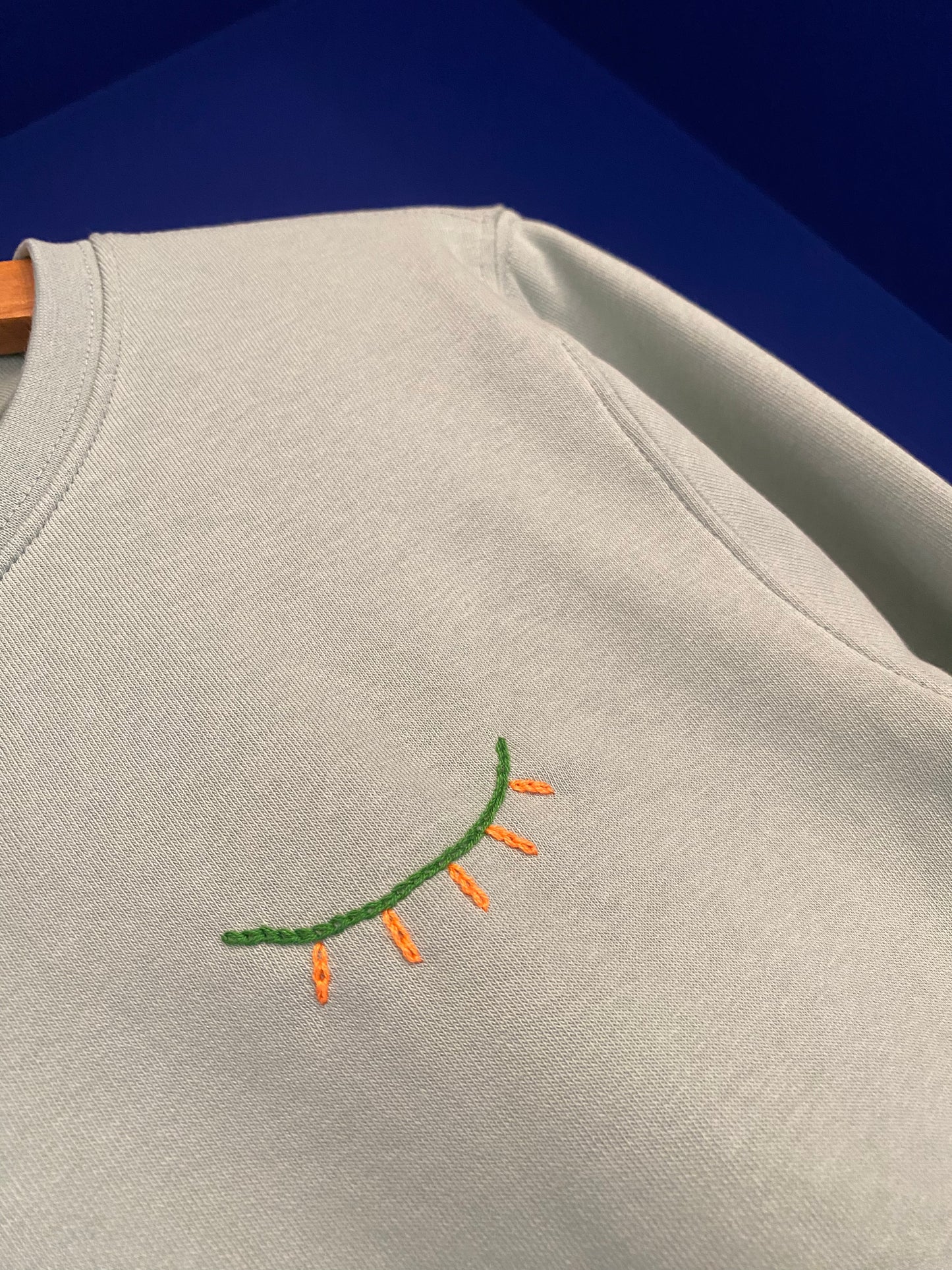 Sweat ado menthe broderies colorées