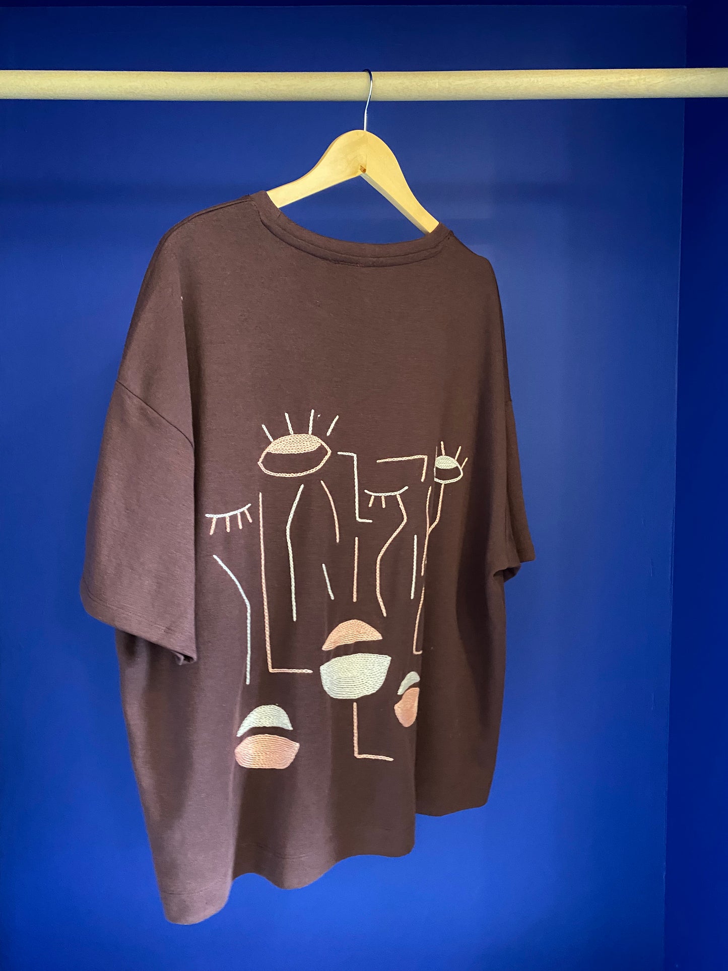 FEMME - T-shirt bordeaux brodé blanc & rose
