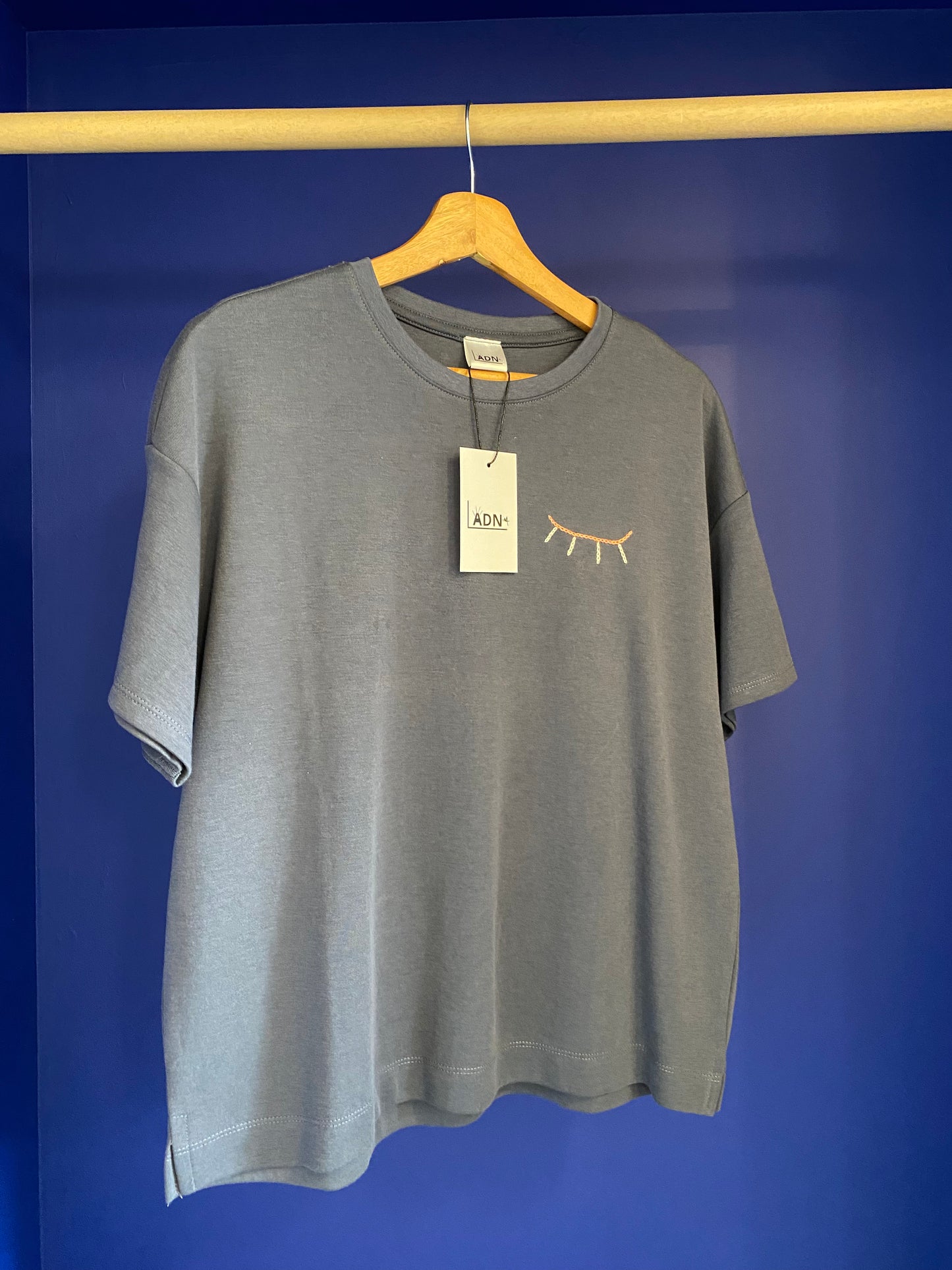 FEMME - T-shirt bleu gris brodé vert & rose & blanc