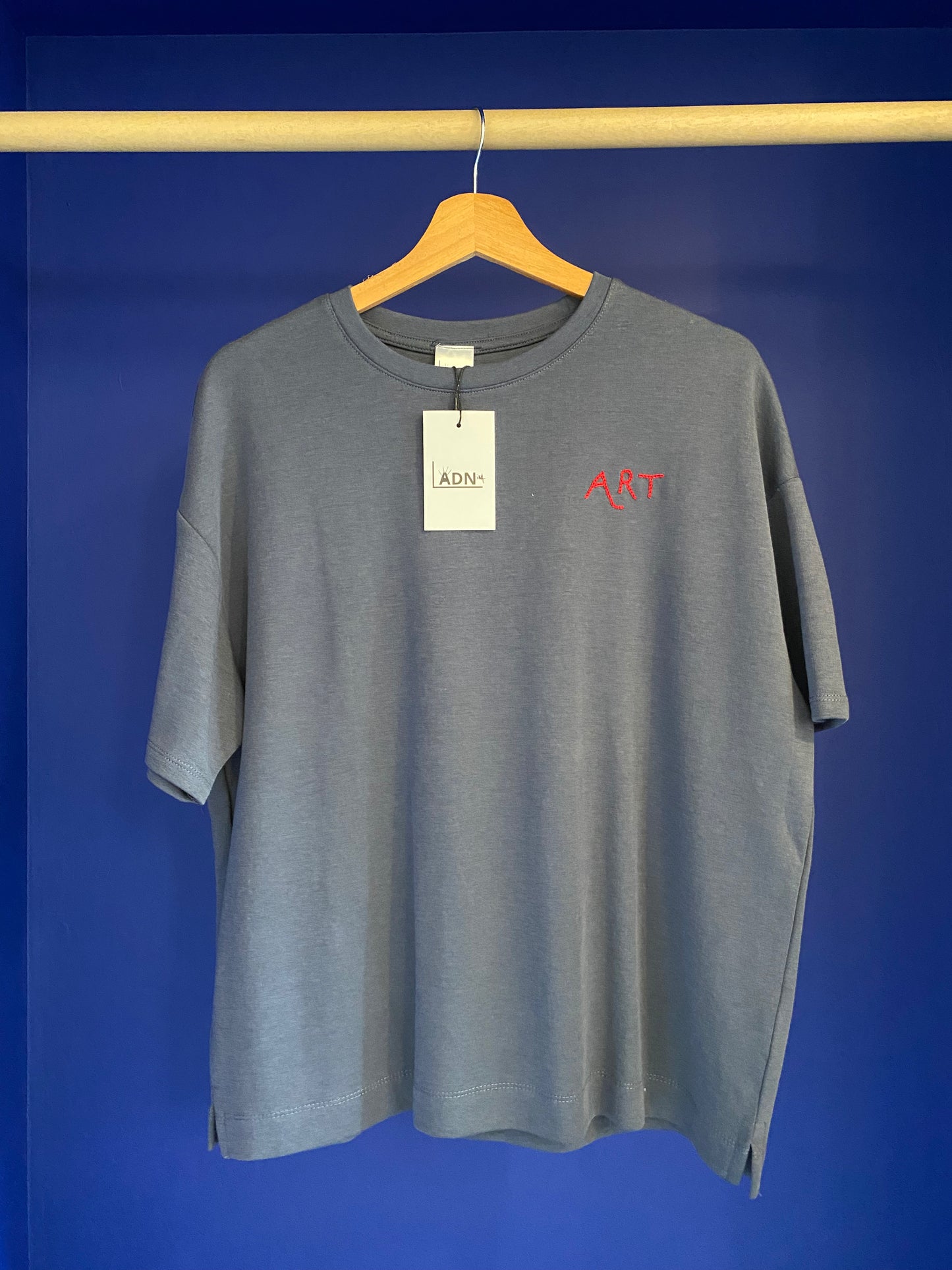 FEMME - T-shirt bleu gris brodé rouge