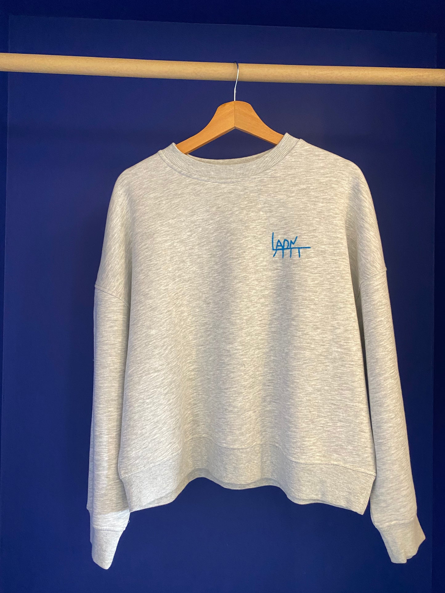 Sweat gris - broderie bleu/rouge/beige