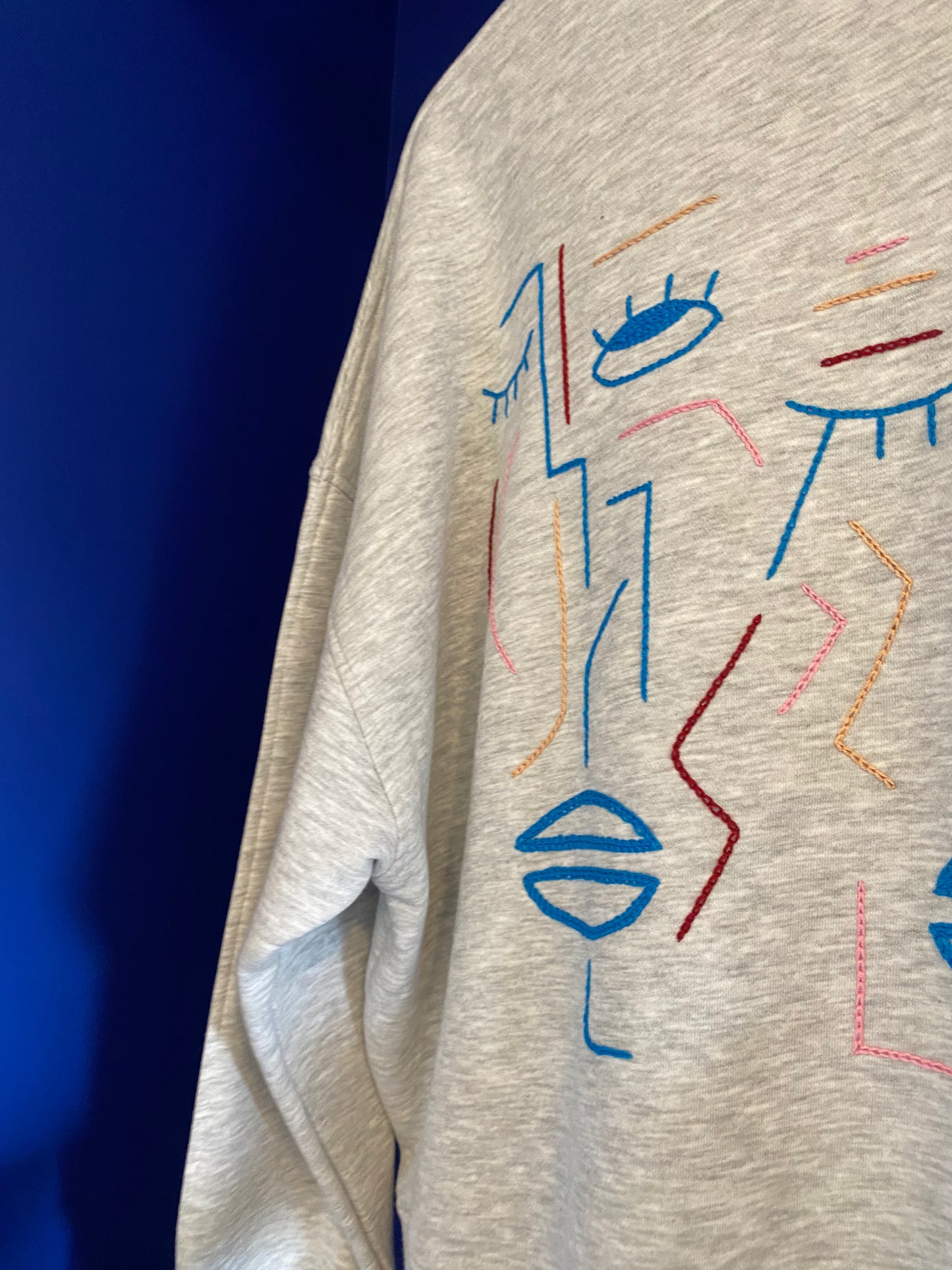 Sweat gris - broderie bleu/rouge/beige