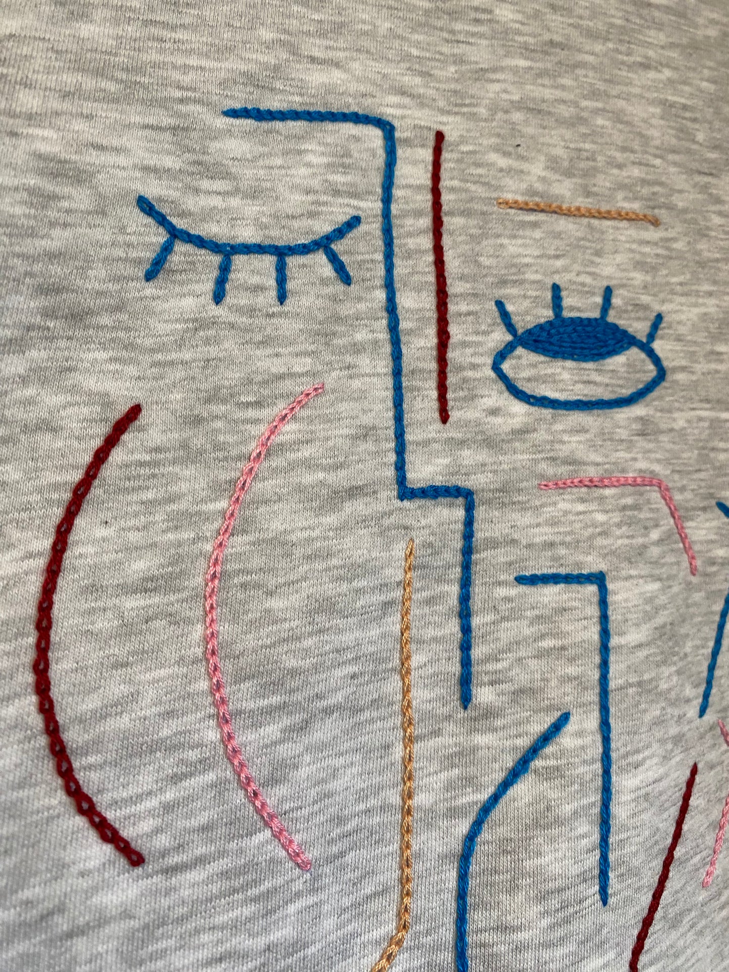 Sweat gris - broderie bleu/rouge/beige