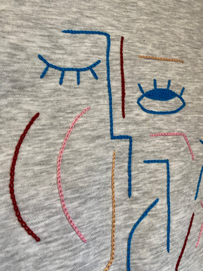 Sweat gris - broderie bleu/rouge/beige